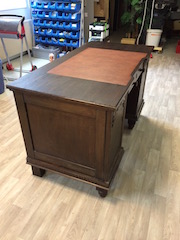 Leder in die restaurierte Tischplatte intarsiert